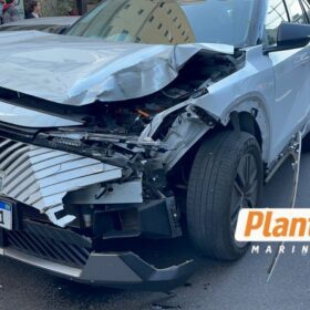 Imprudência no trânsito termina em colisão entre carro e ônibus no Centro de Maringá Foto 2 Fotos de Imprudência no trânsito termina em colisão entre carro e ônibus no Centro de Maringá