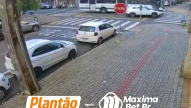 Fotos de Imprudência no trânsito termina em colisão entre carro e ônibus no Centro de Maringá