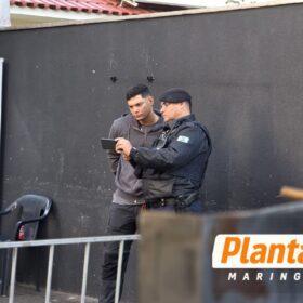 Jovem é executado em frente a tabacaria em Sarandi; perícia encontra algo no bolso da vítima que pode mudar o rumo da investigação Foto 13 Fotos de Jovem é executado em frente a tabacaria em Sarandi; perícia encontra algo no bolso da vítima que pode mudar o rumo da investigação
