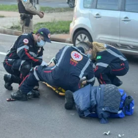 Motociclista fica ferido após colisão com dois veículos na Avenida Tuiuti, em Maringá Foto 1 Fotos de Motociclista fica ferido após colisão com dois veículos na Avenida Tuiuti, em Maringá