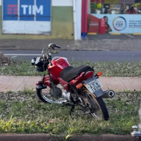 Motociclista fica ferido após colisão com dois veículos na Avenida Tuiuti, em Maringá Foto 2 Fotos de Motociclista fica ferido após colisão com dois veículos na Avenida Tuiuti, em Maringá