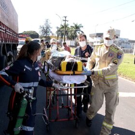 Motociclista sofre fraturas graves após acidente com carro e caminhão na PR-317, em Maringá Foto 2 Fotos de Motociclista sofre fraturas graves após acidente com carro e caminhão na PR-317, em Maringá