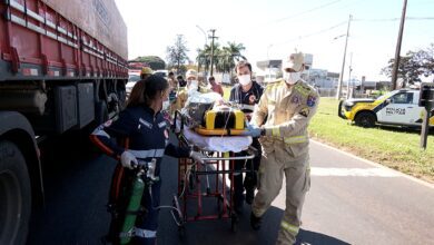 Fotos de Motociclista sofre fraturas graves após acidente com carro e caminhão na PR-317, em Maringá