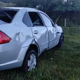Fotos de Mulher capota carro do noivo na véspera do casamento, cai em barranco e carro para a 63 metros da pista no Paraná