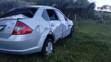 Fotos de Mulher capota carro do noivo na véspera do casamento, cai em barranco e carro para a 63 metros da pista no Paraná
