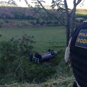 Fotos de Mulher capota carro do noivo na véspera do casamento, cai em barranco e carro para a 63 metros da pista no Paraná