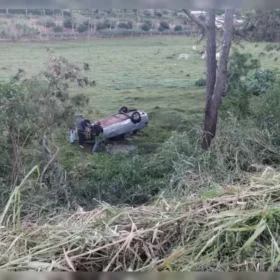 Fotos de Mulher capota carro do noivo na véspera do casamento, cai em barranco e carro para a 63 metros da pista no Paraná