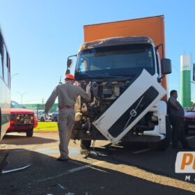 Colisão entre ônibus e caminhão deixa seis feridos em Maringá; vídeo Foto 8 Fotos de Colisão entre ônibus e caminhão deixa seis feridos em Maringá; vídeo