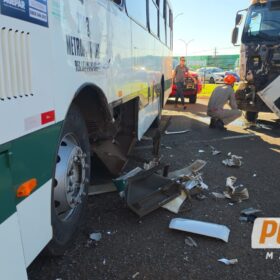 Colisão entre ônibus e caminhão deixa seis feridos em Maringá; vídeo Foto 4 Fotos de Colisão entre ônibus e caminhão deixa seis feridos em Maringá; vídeo