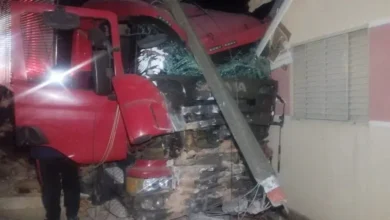 Fotos de Vídeo flagra homem pulando antes de caminhão desgovernado atingir casa no Paraná; assista
