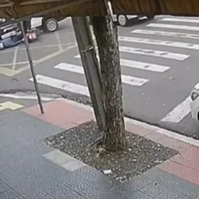 Vídeo mostra momento exato de grave acidente entre moto e carro em cruzamento movimentado de Maringá Foto 1 Fotos de Vídeo mostra momento exato de grave acidente entre moto e carro em cruzamento movimentado de Maringá