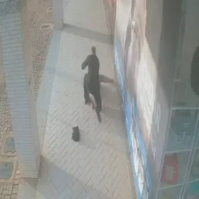 Vídeo registra briga no centro de Maringá após denúncia de assédio; homem fica em estado grave e é entubado Foto 1 Fotos de Vídeo registra briga no centro de Maringá após denúncia de assédio; homem fica em estado grave e é entubado