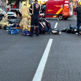 Duas motocicletas se envolvem em acidente na Avenida Colombo e vítimas são socorridas Foto 1 Fotos de Duas motocicletas se envolvem em acidente na Avenida Colombo e vítimas são socorridas