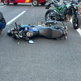 Duas motocicletas se envolvem em acidente na Avenida Colombo e vítimas são socorridas Foto 3 Fotos de Duas motocicletas se envolvem em acidente na Avenida Colombo e vítimas são socorridas