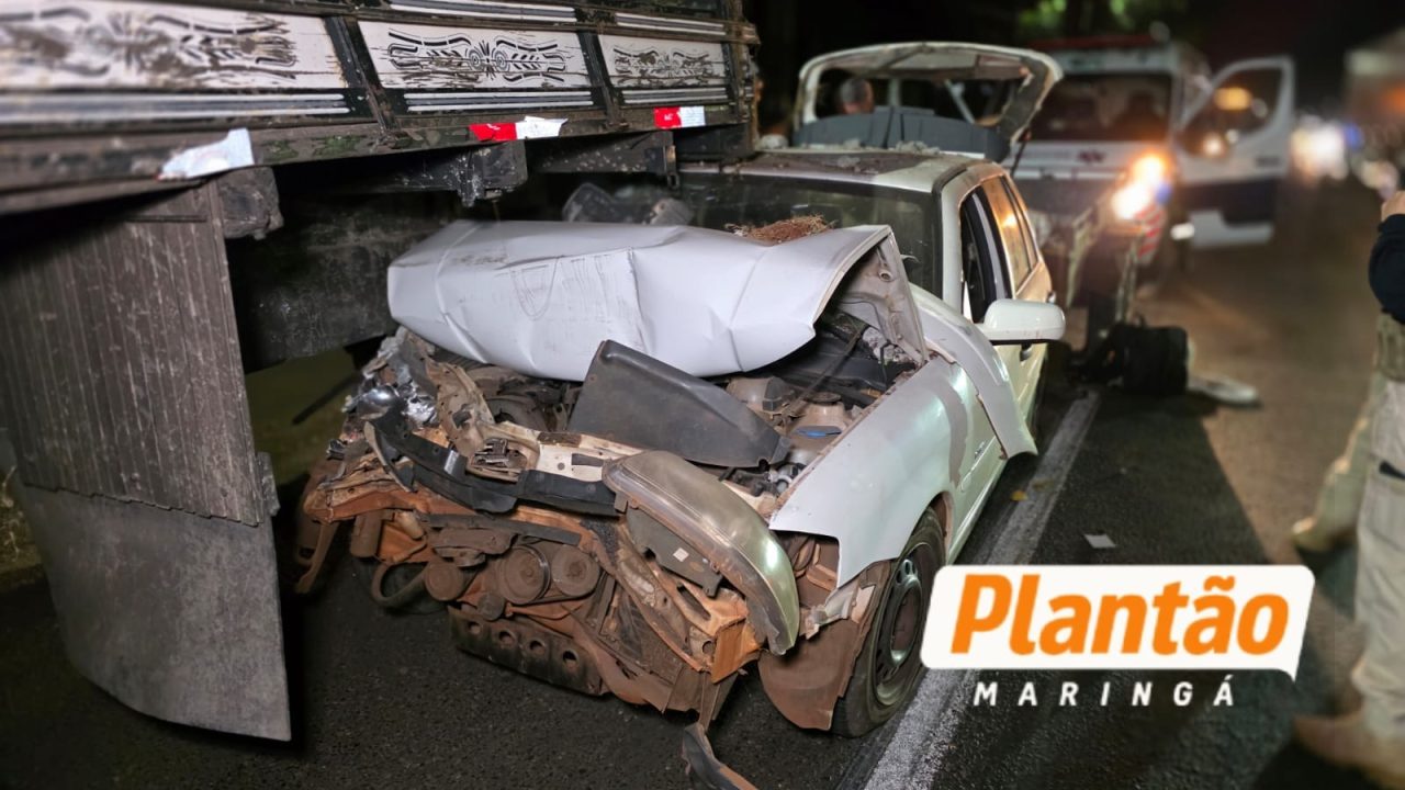 gol-fica-destruido-apos-atingir-traseira-de-caminhao-na-avenida-colombo-em-maringa